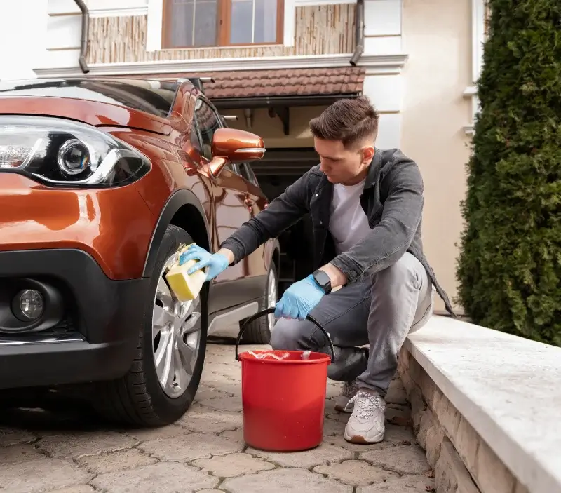 Lavage auto à domicile Éréac : professionnel intervenant sur un véhicule